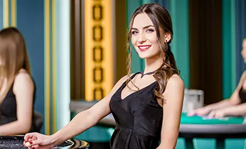 Trận đấu quần vợt đang diễn ra trên sân đất nện